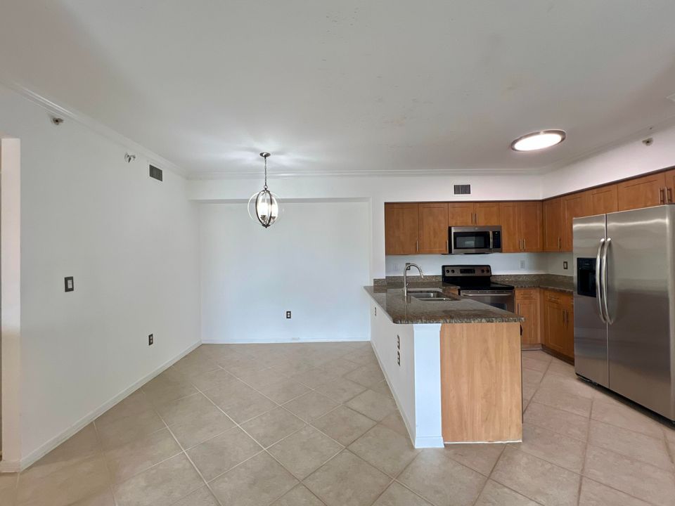 Под контрактом: $2,700 (3 спален, 2 ванн, 1381 Квадратных фут)