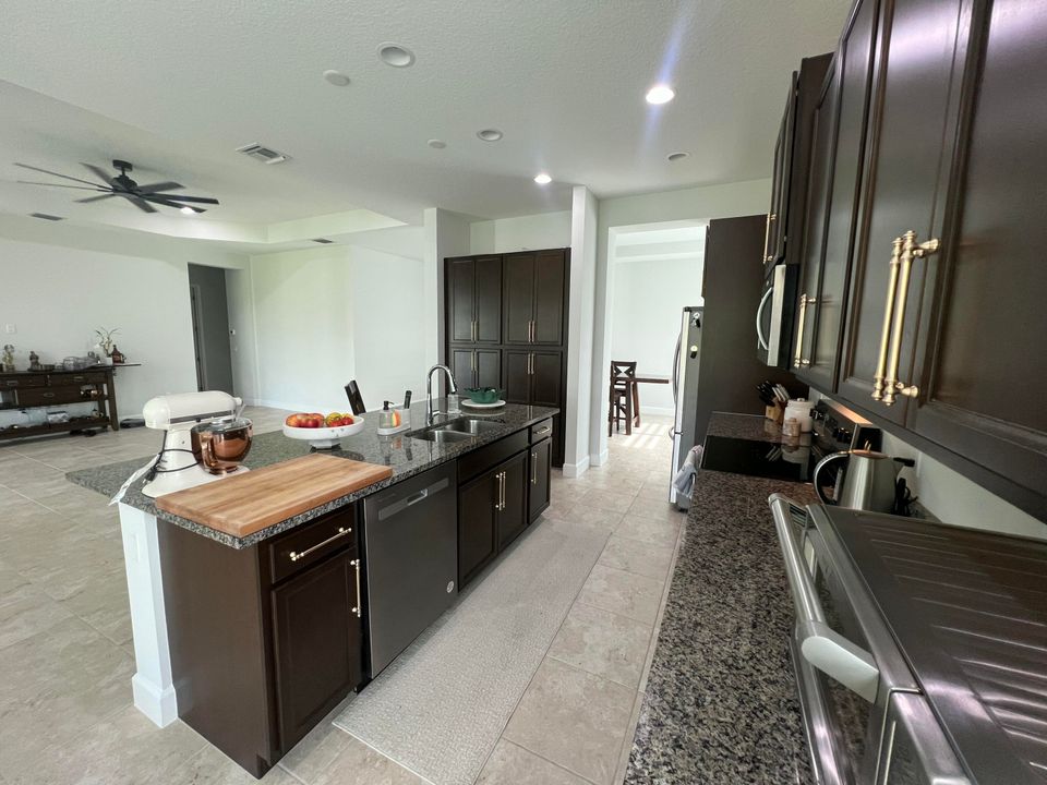 For Sale: $899,000 (4 beds, 4 baths, 3172 Square Feet)