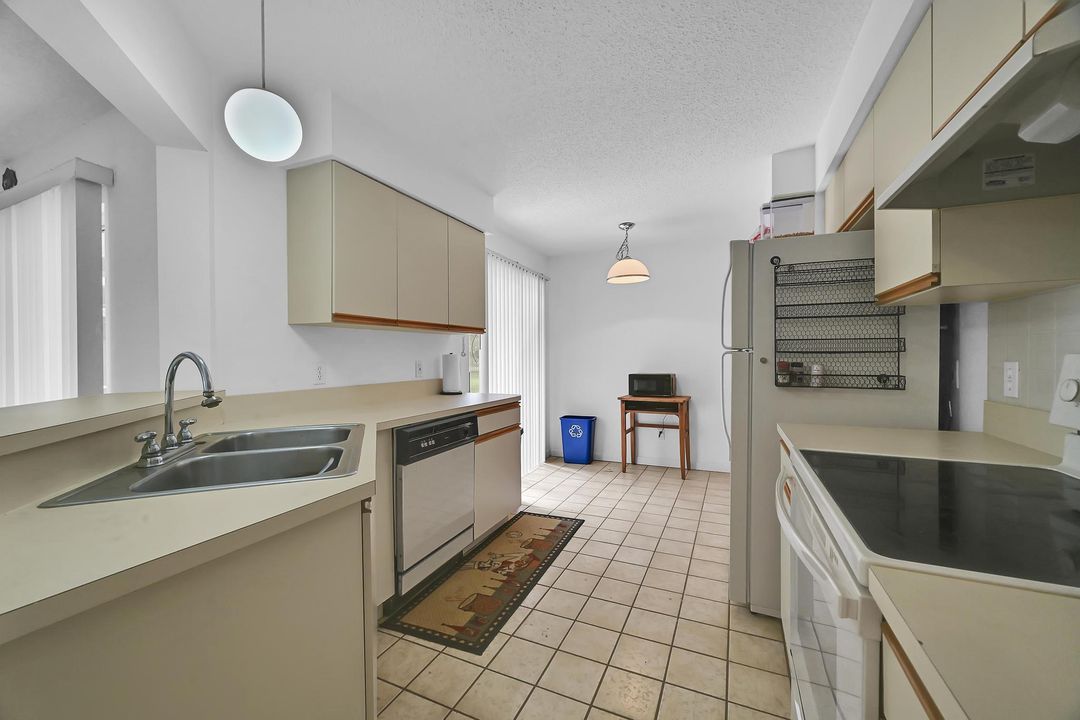 Active With Contract: $359,900 (3 beds, 2 baths, 1480 Square Feet)