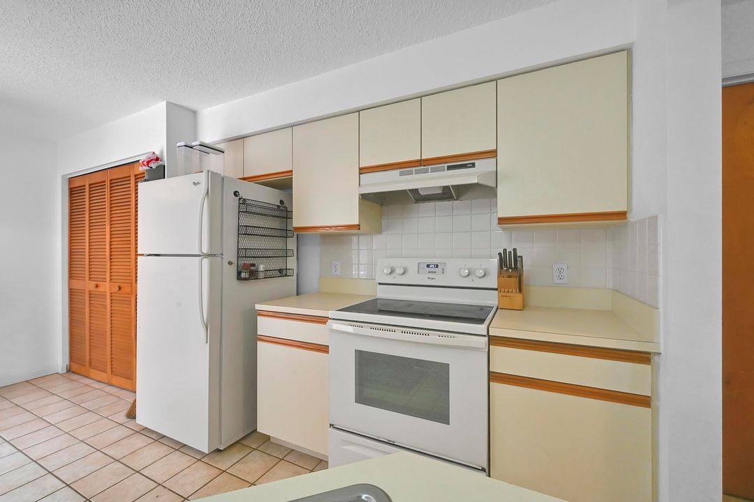 Active With Contract: $359,900 (3 beds, 2 baths, 1480 Square Feet)