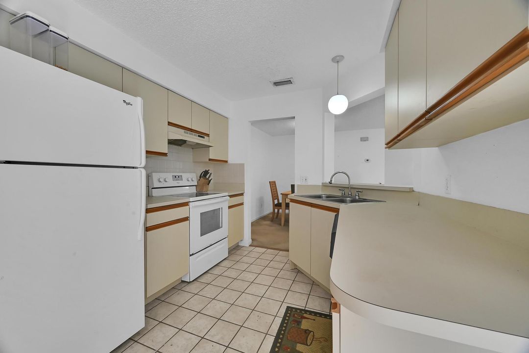 Active With Contract: $359,900 (3 beds, 2 baths, 1480 Square Feet)