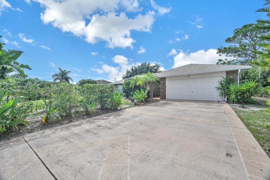 Active With Contract: $359,900 (3 beds, 2 baths, 1480 Square Feet)