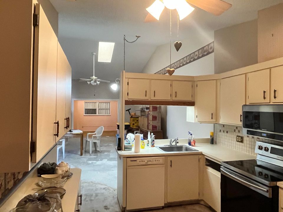 For Sale: $243,900 (2 beds, 2 baths, 1299 Square Feet)