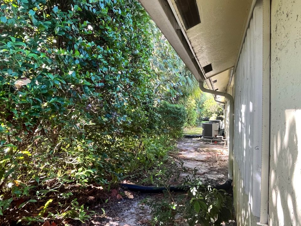 For Sale: $243,900 (2 beds, 2 baths, 1299 Square Feet)