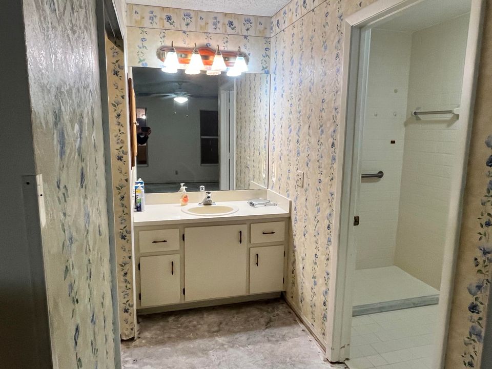 For Sale: $243,900 (2 beds, 2 baths, 1299 Square Feet)