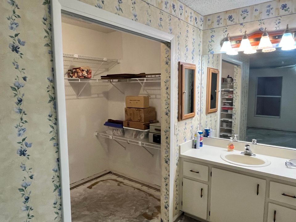 For Sale: $243,900 (2 beds, 2 baths, 1299 Square Feet)