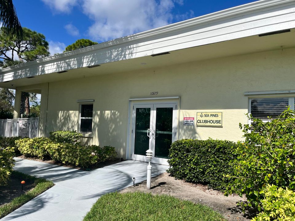 For Sale: $243,900 (2 beds, 2 baths, 1299 Square Feet)