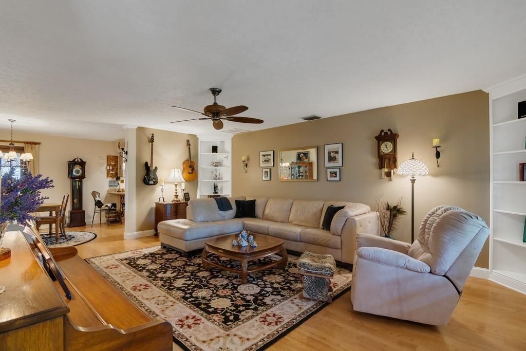 合同活跃: $334,900 (2 贝兹, 2 浴室, 1292 平方英尺)