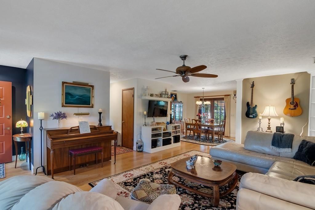 合同活跃: $334,900 (2 贝兹, 2 浴室, 1292 平方英尺)