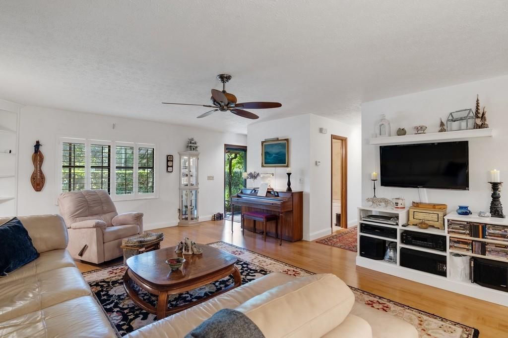 合同活跃: $334,900 (2 贝兹, 2 浴室, 1292 平方英尺)