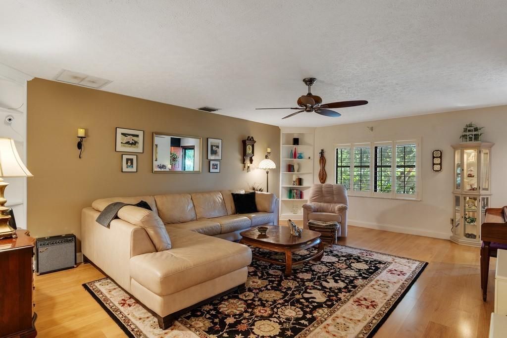 合同活跃: $334,900 (2 贝兹, 2 浴室, 1292 平方英尺)