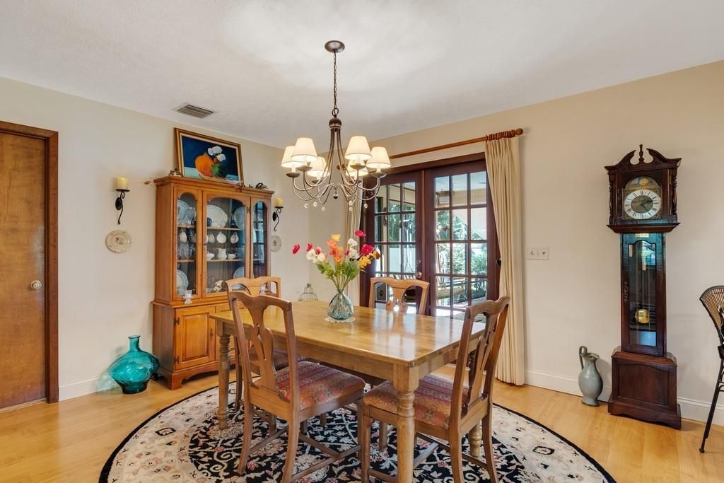 合同活跃: $334,900 (2 贝兹, 2 浴室, 1292 平方英尺)