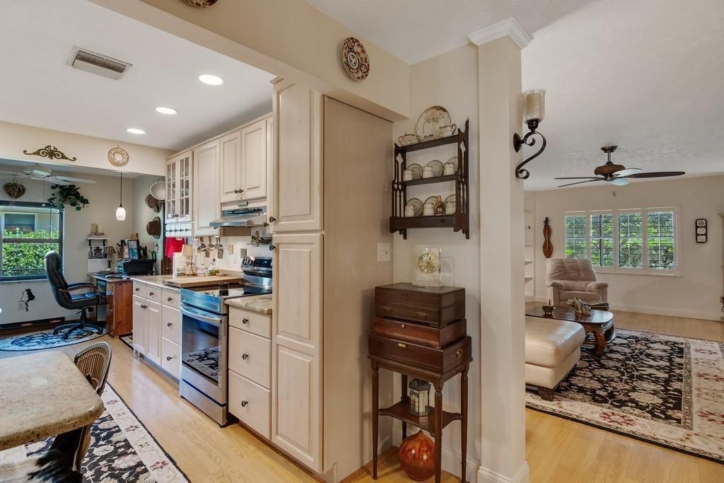 合同活跃: $334,900 (2 贝兹, 2 浴室, 1292 平方英尺)