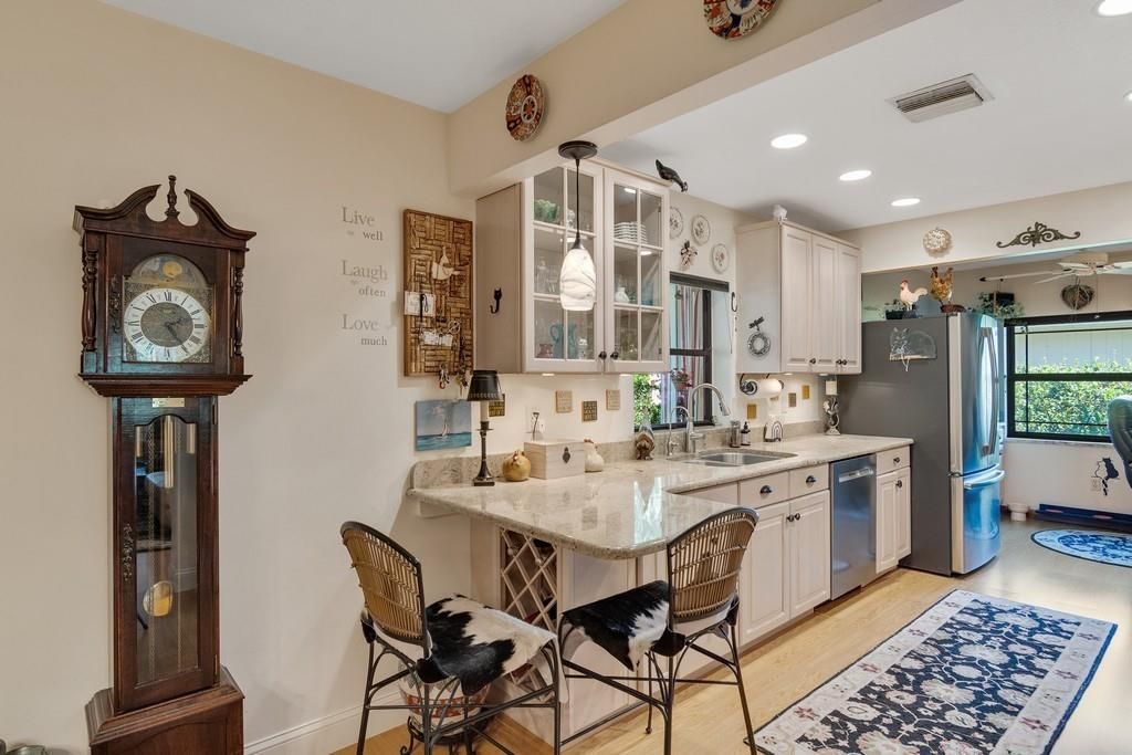 合同活跃: $334,900 (2 贝兹, 2 浴室, 1292 平方英尺)