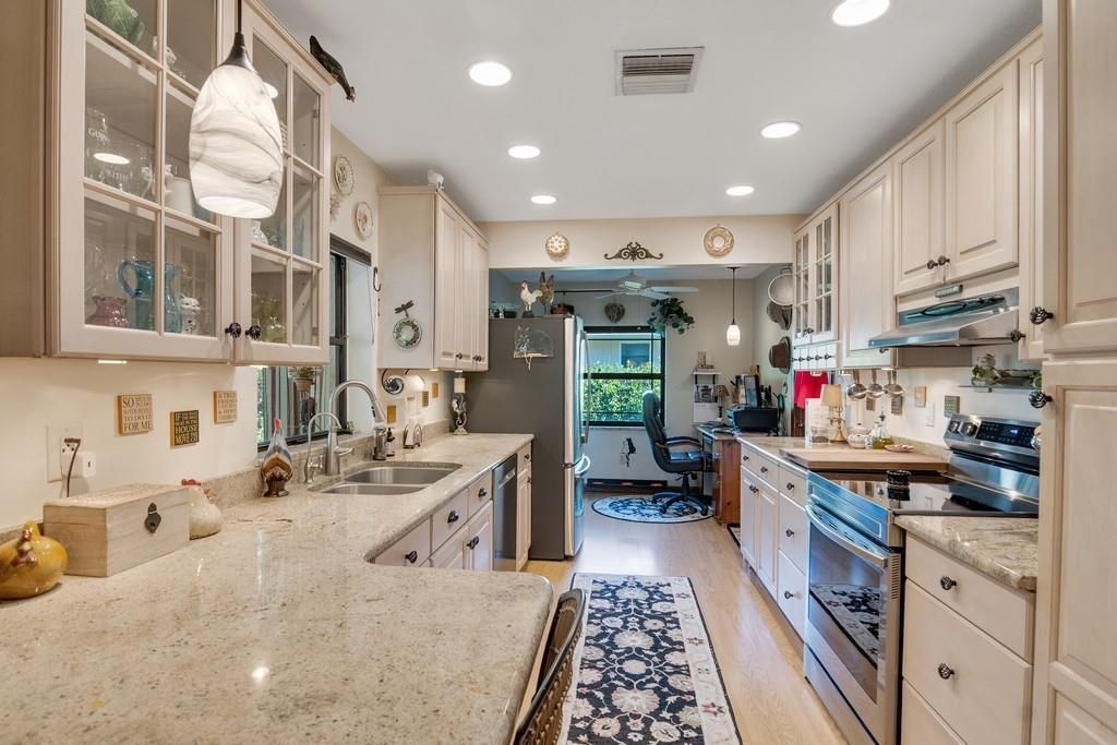 合同活跃: $334,900 (2 贝兹, 2 浴室, 1292 平方英尺)