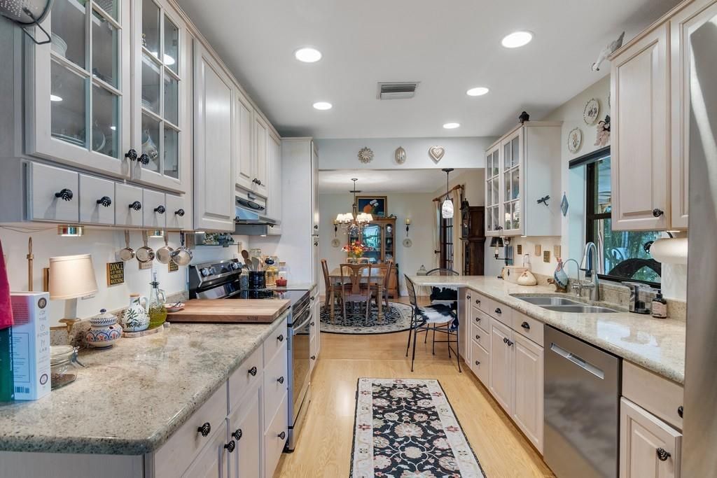 合同活跃: $334,900 (2 贝兹, 2 浴室, 1292 平方英尺)