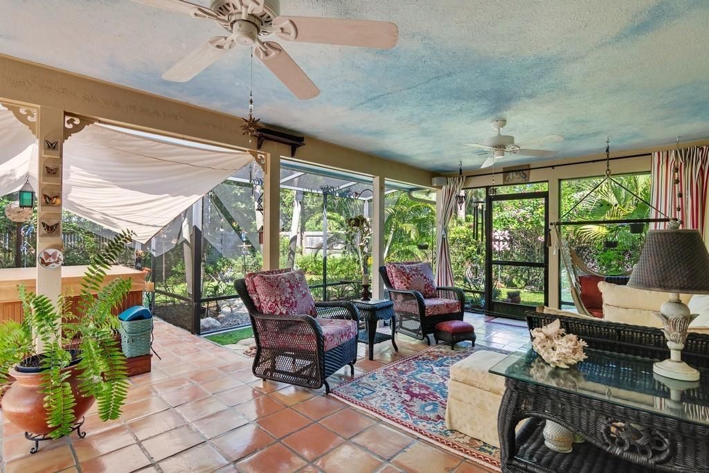 合同活跃: $334,900 (2 贝兹, 2 浴室, 1292 平方英尺)