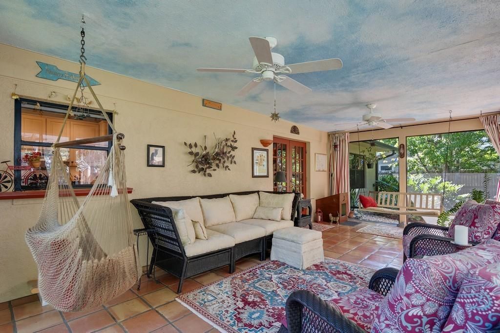 合同活跃: $334,900 (2 贝兹, 2 浴室, 1292 平方英尺)