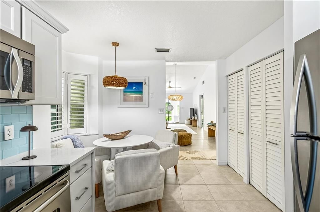 待售: $199,900 (2 贝兹, 2 浴室, 1213 平方英尺)