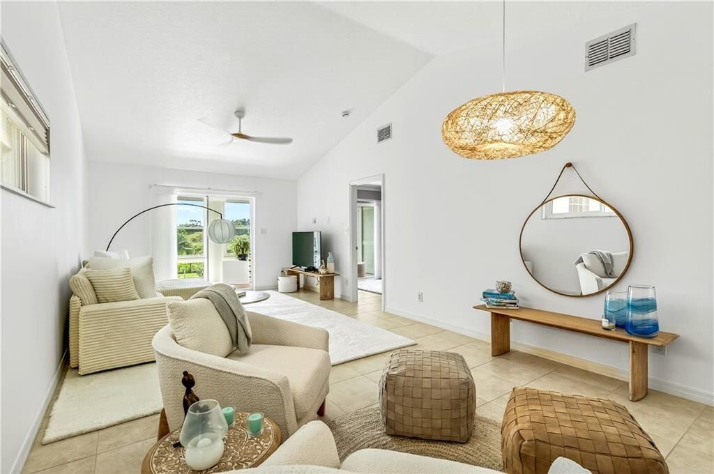 待售: $199,900 (2 贝兹, 2 浴室, 1213 平方英尺)