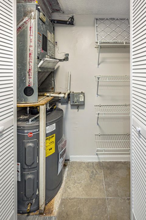 For Sale: $225,000 (2 beds, 2 baths, 1023 Square Feet)