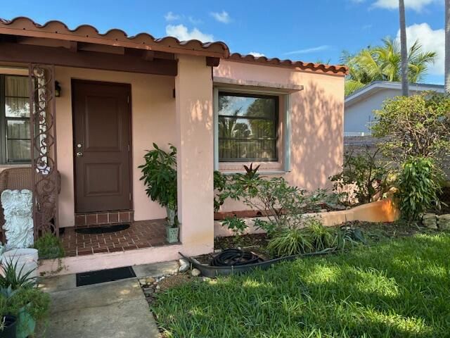 合同活跃: $728,000 (4 贝兹, 2 浴室, 1690 平方英尺)