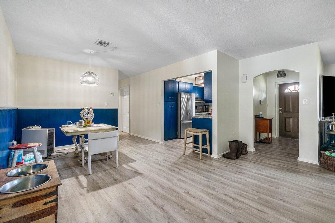 For Sale: $2,495,000 (3 beds, 2 baths, 2320 Square Feet)