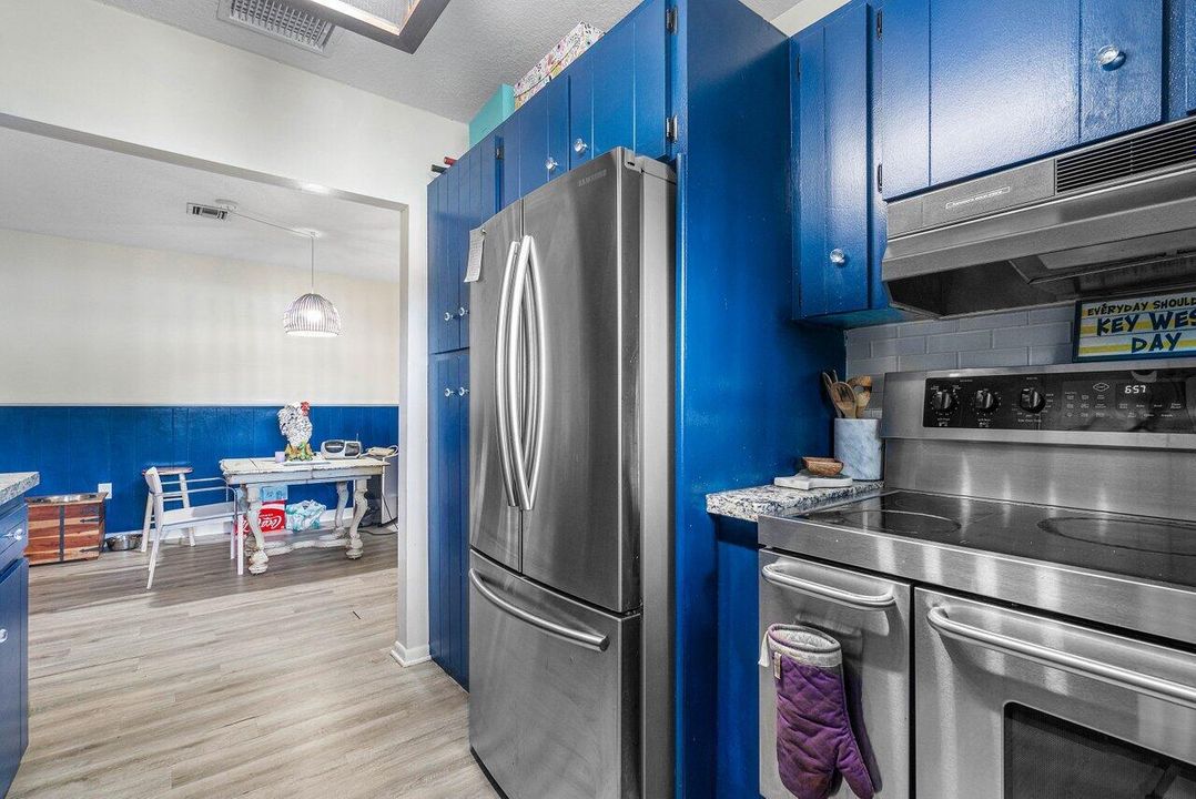 For Sale: $2,495,000 (3 beds, 2 baths, 2320 Square Feet)