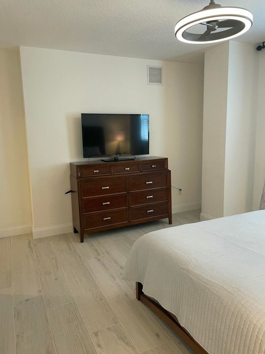 For Rent: $4,350 (2 beds, 2 baths, 1390 Square Feet)