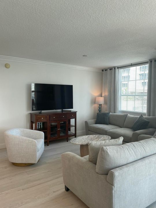 For Rent: $4,350 (2 beds, 2 baths, 1390 Square Feet)