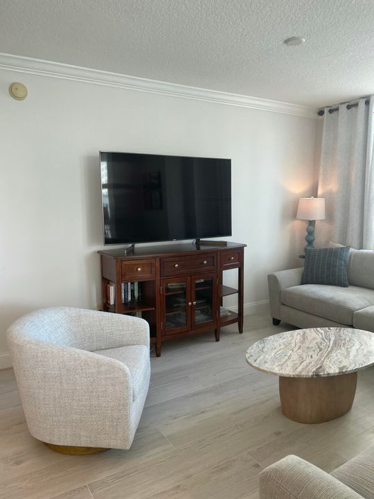 For Rent: $4,350 (2 beds, 2 baths, 1390 Square Feet)