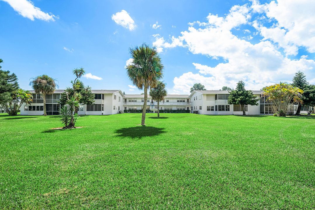 For Sale: $125,000 (1 beds, 1 baths, 646 Square Feet)