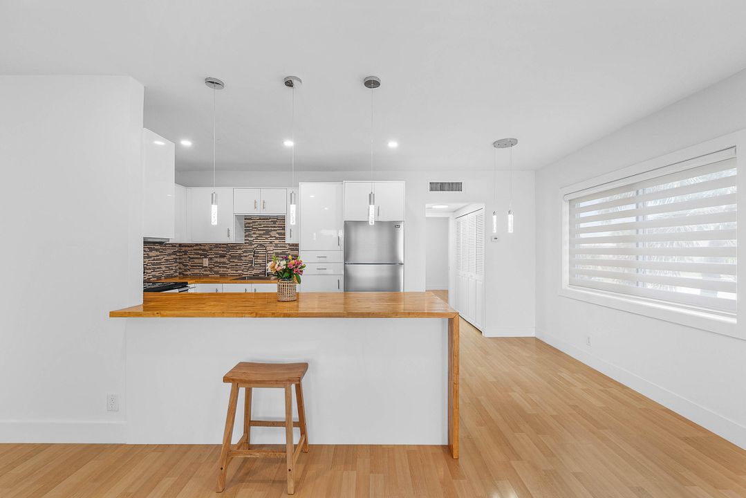 For Sale: $125,000 (1 beds, 1 baths, 646 Square Feet)