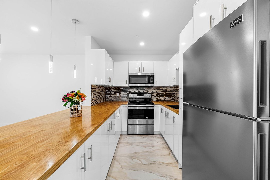 For Sale: $125,000 (1 beds, 1 baths, 646 Square Feet)