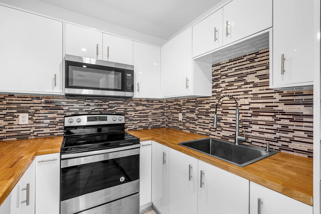 For Sale: $125,000 (1 beds, 1 baths, 646 Square Feet)