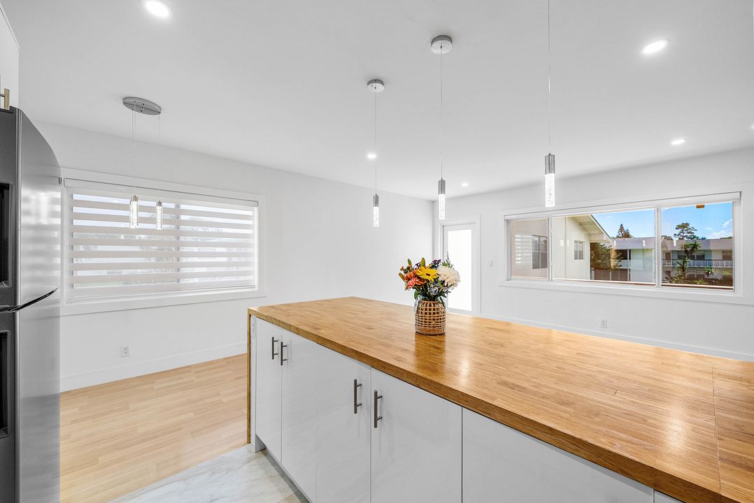 For Sale: $125,000 (1 beds, 1 baths, 646 Square Feet)