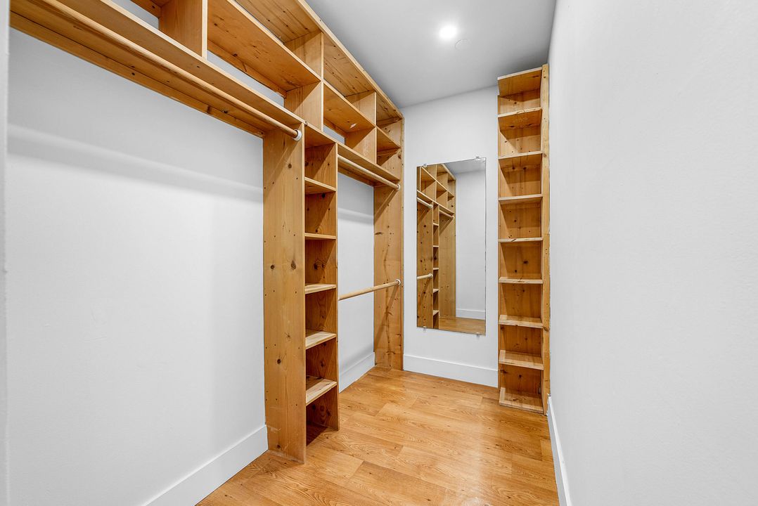 For Sale: $125,000 (1 beds, 1 baths, 646 Square Feet)