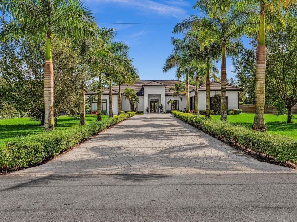 For Rent: $25,000 (5 beds, 6 baths, 5557 Square Feet)