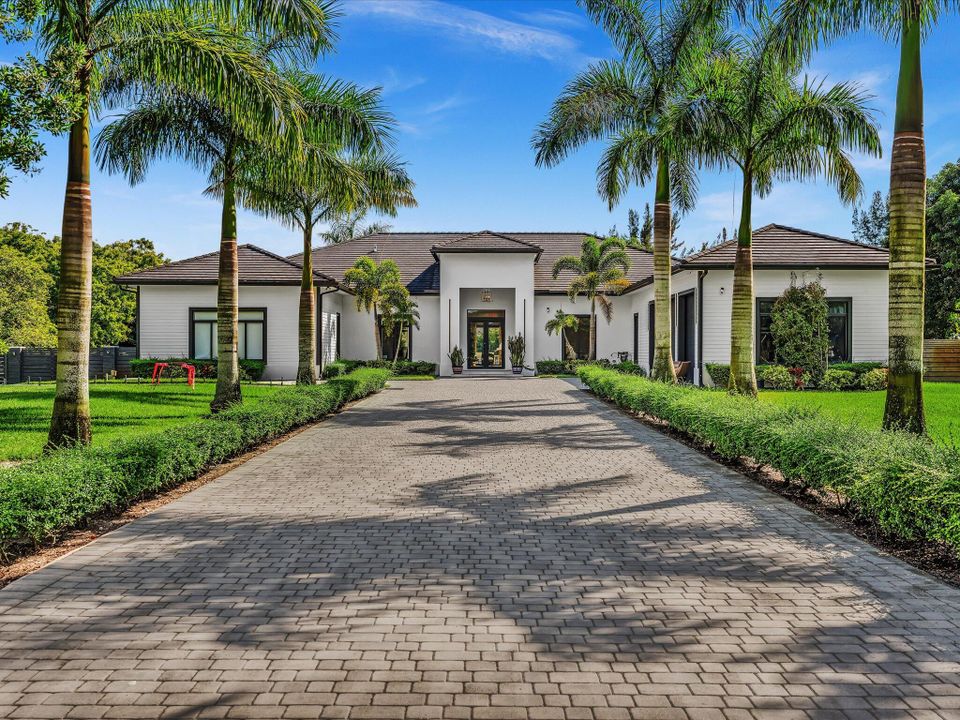 For Rent: $25,000 (5 beds, 6 baths, 5557 Square Feet)