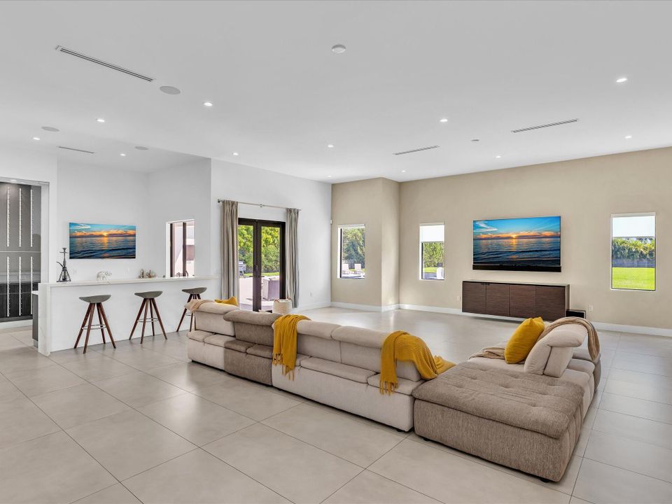 For Rent: $25,000 (5 beds, 6 baths, 5557 Square Feet)