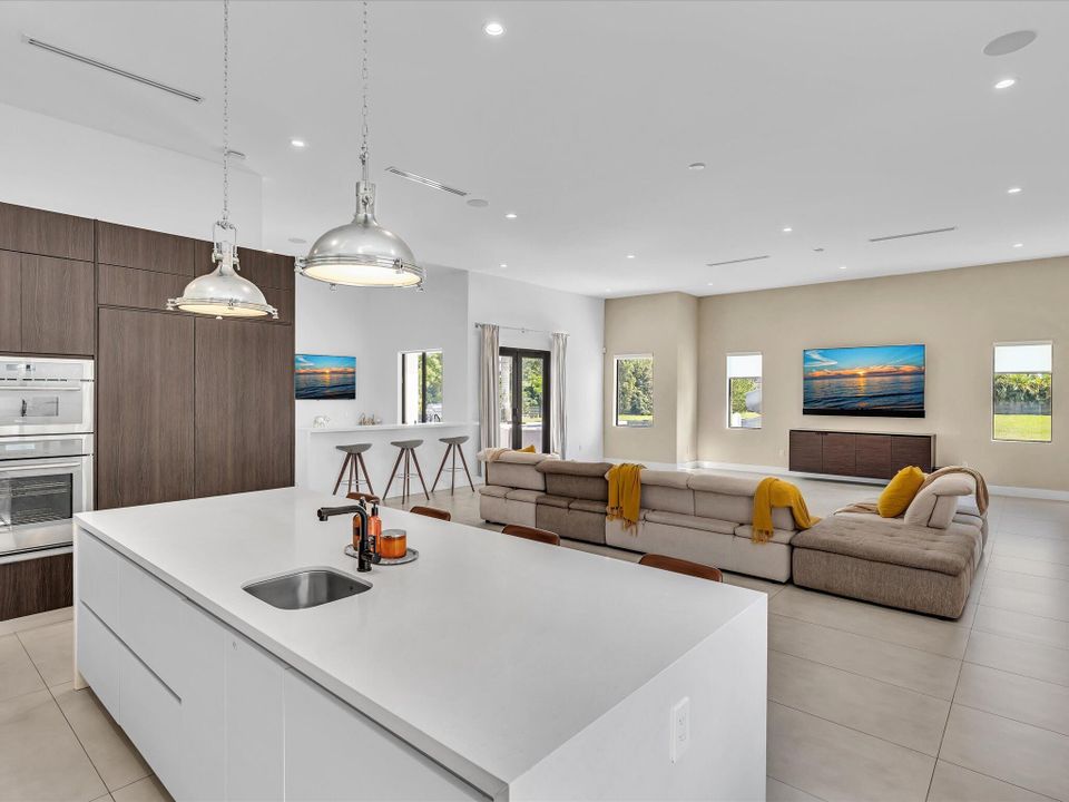 For Rent: $25,000 (5 beds, 6 baths, 5557 Square Feet)