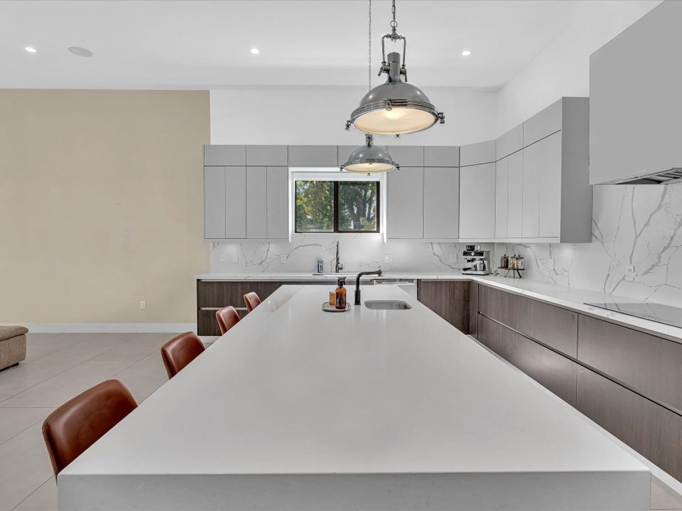 For Rent: $25,000 (5 beds, 6 baths, 5557 Square Feet)