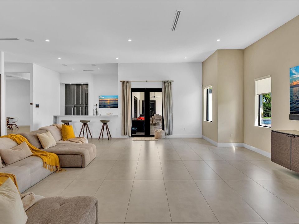 For Rent: $25,000 (5 beds, 6 baths, 5557 Square Feet)