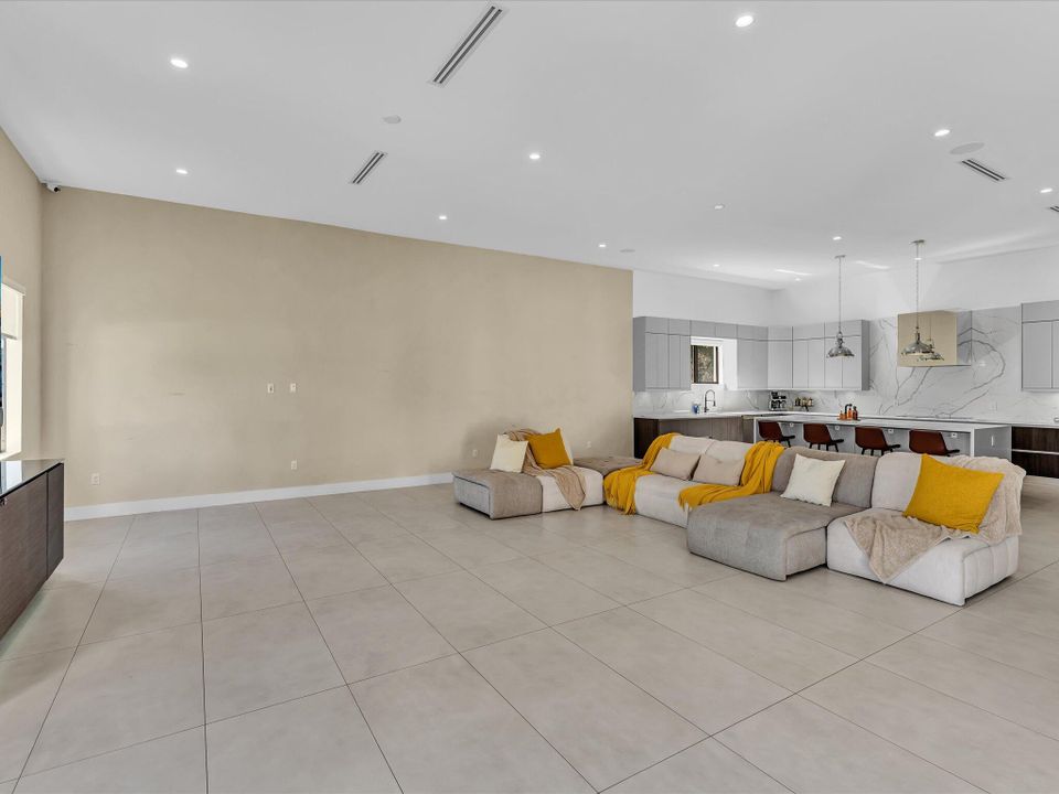 For Rent: $25,000 (5 beds, 6 baths, 5557 Square Feet)