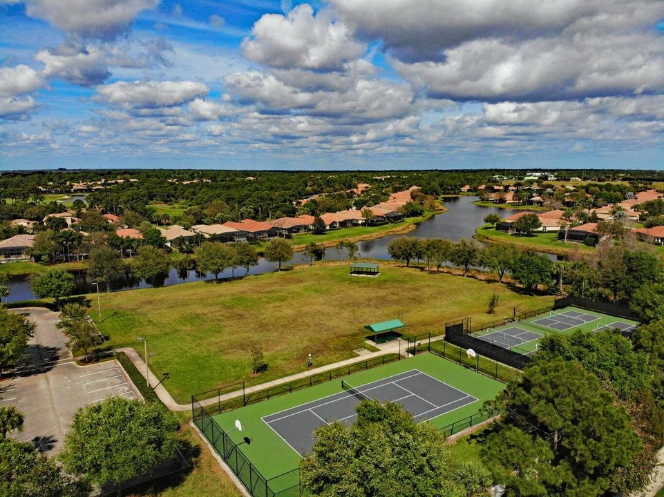 На продажу: $364,900 (3 спален, 2 ванн, 1751 Квадратных фут)