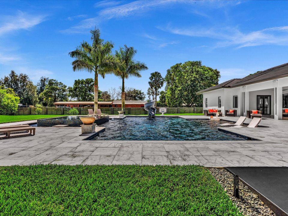 For Rent: $25,000 (5 beds, 6 baths, 5557 Square Feet)