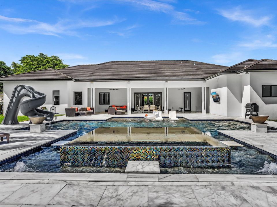 For Rent: $25,000 (5 beds, 6 baths, 5557 Square Feet)