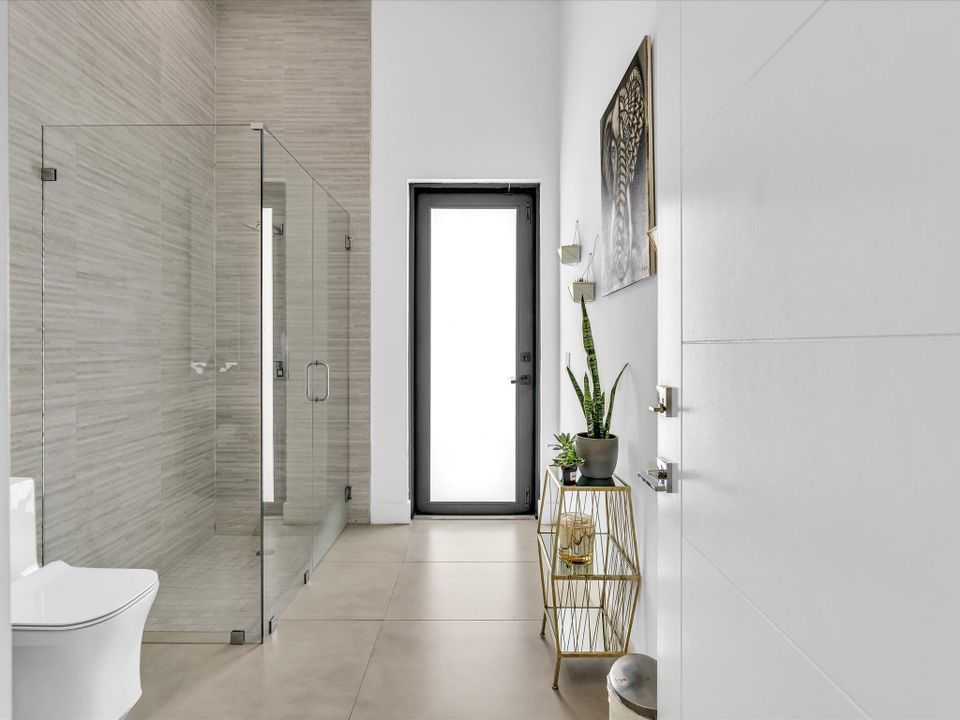 For Rent: $25,000 (5 beds, 6 baths, 5557 Square Feet)