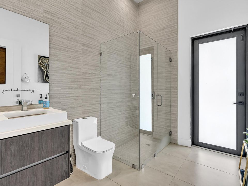 For Rent: $25,000 (5 beds, 6 baths, 5557 Square Feet)