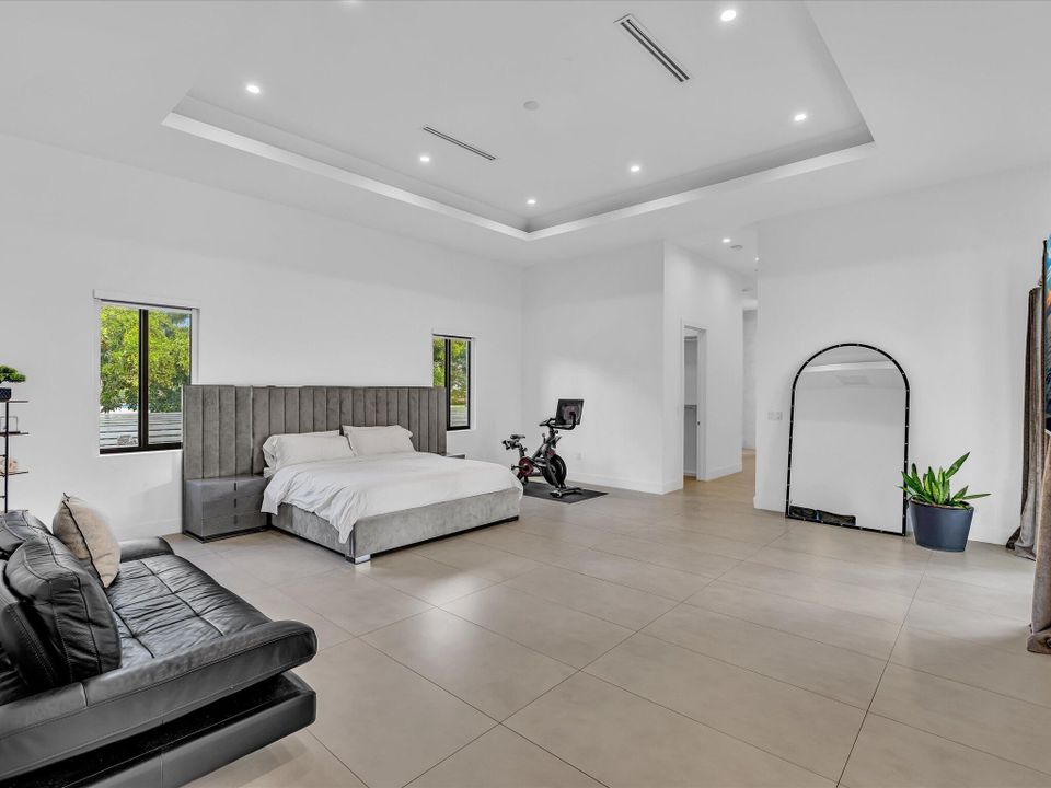 For Rent: $25,000 (5 beds, 6 baths, 5557 Square Feet)